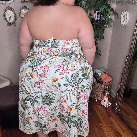 White Cream Strapless Sundress for Casual Resort Wear - Picture 3 of 4